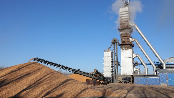 烘糧噸成本降至28元！300噸烘干塔用上秸稈直燃熱風(fēng)爐，相比燃煤一天節(jié)省一萬六！